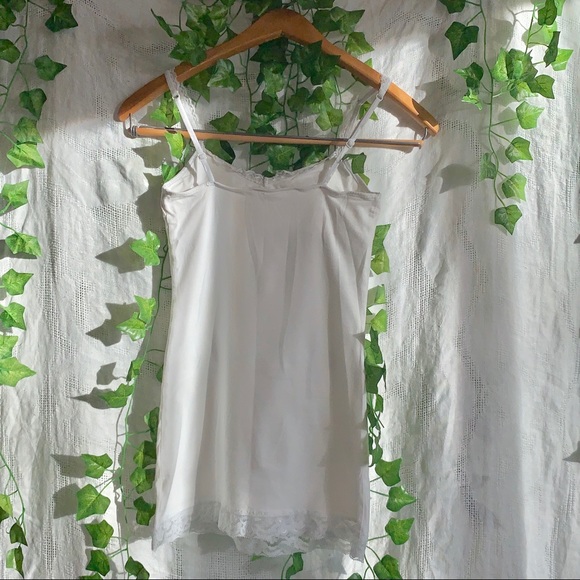 White lacy camisole w/ built in bra ⭐️☁️ - Picture 2 of 2